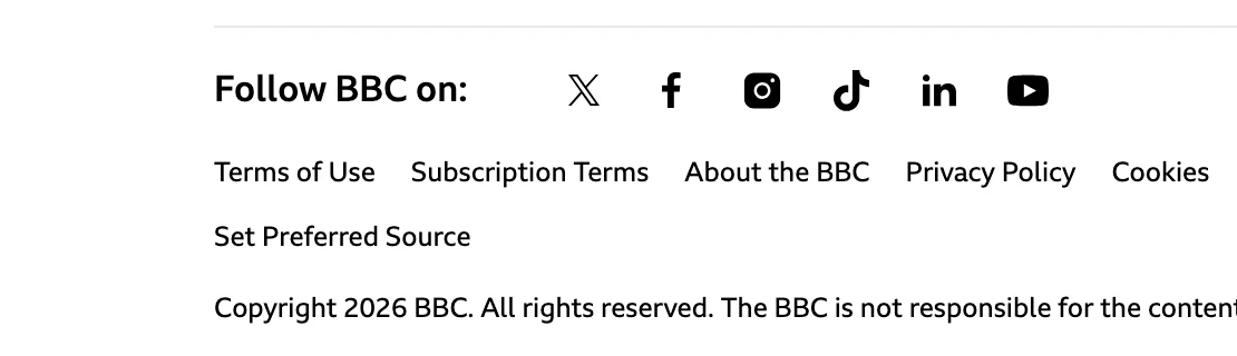 Stopka bbc.com/news: link „Set Preferred Source” w jednym rzędzie z Terms of Use, About the BBC, Privacy Policy i Cookies